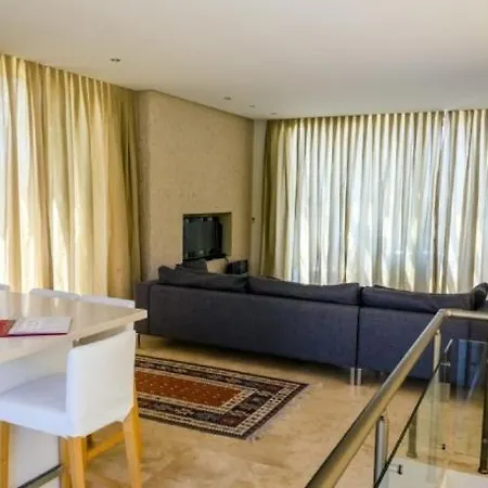 빌라 Geris Sleeps 6 With Pool And Air Con Giris